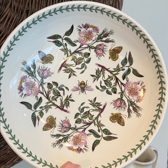 Portmeirion Botanic Garden Large Serving or Pasta Bowl with Butterflies and Bee. - Picture 9 of 12